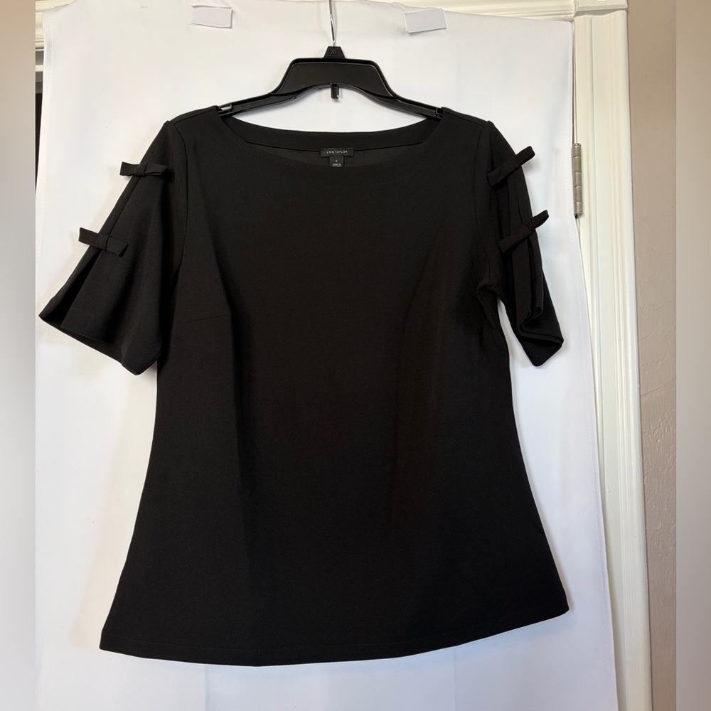 Ann Taylor‎ black Boat Neck Short Sleeve Bow accents Top size medium